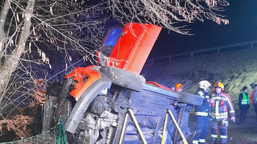 Bei Verkehrsunfall Pkw stürzt von Straße und kippt um zwei Verletzte